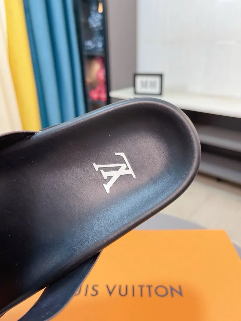 Men's shoes💰300🌹🌹【LV】Multi-color new men's slippers, original top-quality version, original special cowhide with pebbled embossing➕sheepskin on the inner and side, non-slip combination sole, more stable walking, more comfortable and lightweight, high-end and generous, size: 38~44
